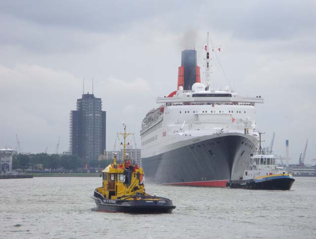 Cruiseschip ms Queen Elizabeth II van Cunard Line aan de Cruise Terminal Rotterdam